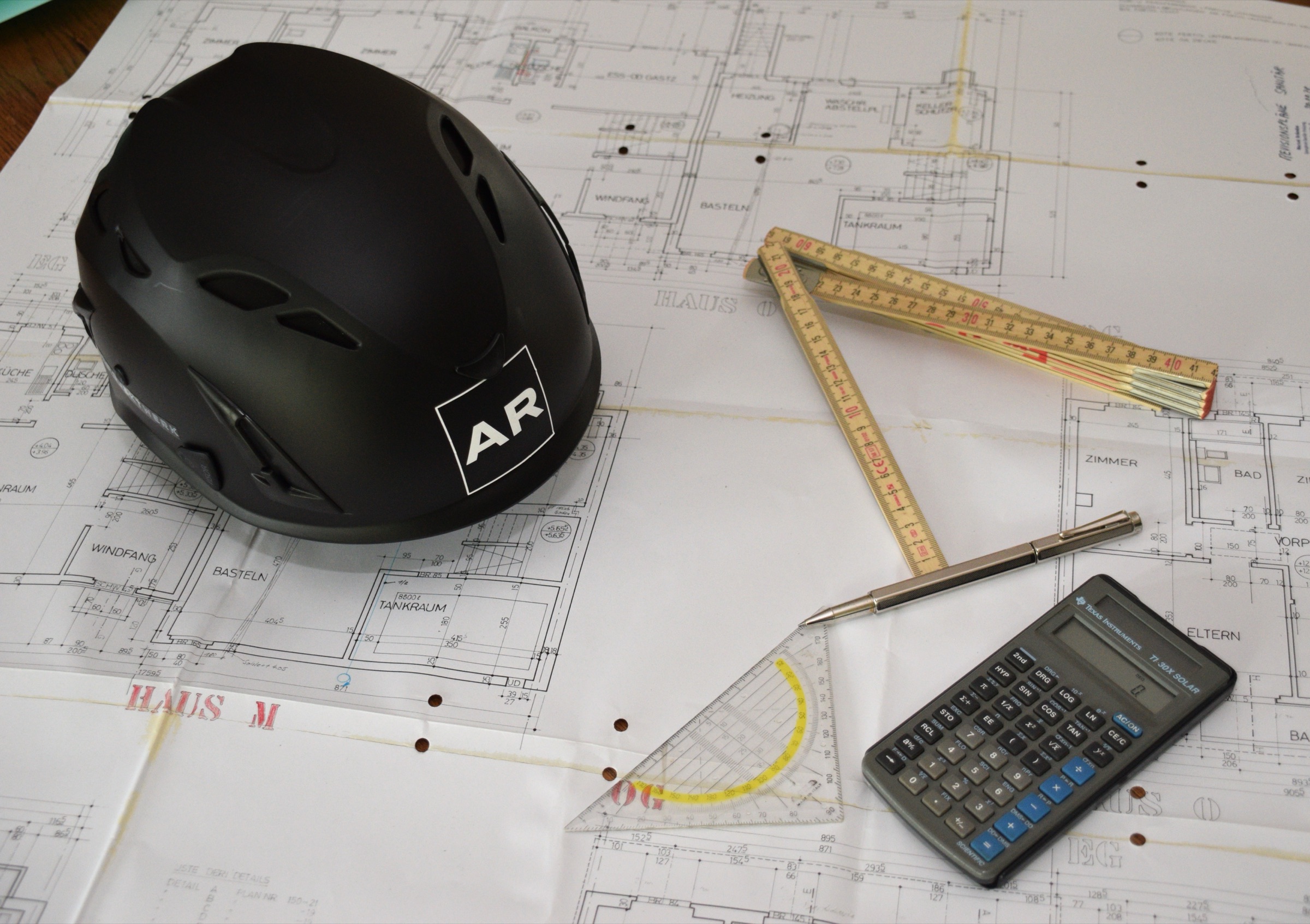 AR Projektwerk Helm auf Bauplänen