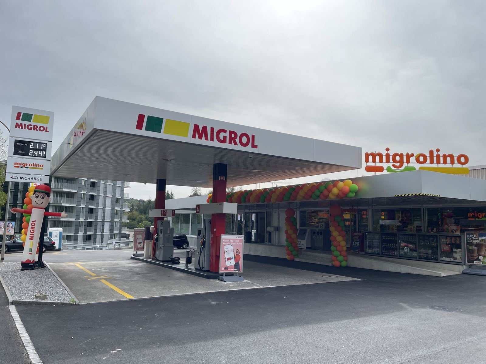 W161 Ittigen, sanierte Tankstelle mit neuem Dach